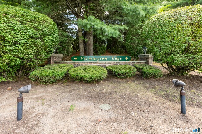 Building Photo - 15 Cardinal Dr