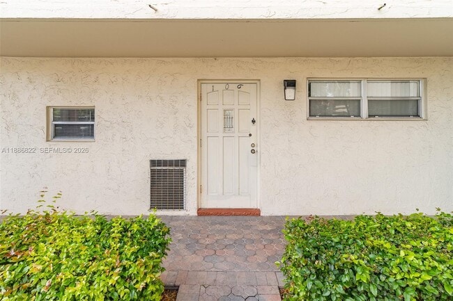 Building Photo - 9820 S Hollybrook Lake Dr