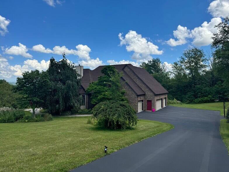 Garage - 7598 Ashlind Cir