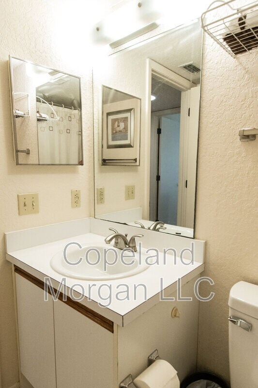 Building Photo - 1000 Cove Cay Dr