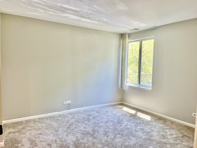 Building Photo - 5817 Oakwood Dr