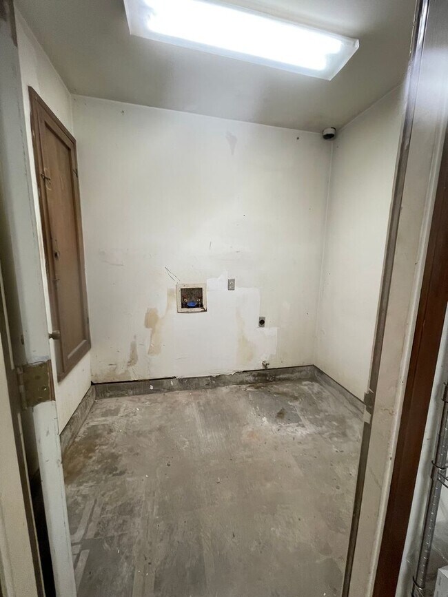 Building Photo - 3 bed - 1 bath - HUGE backyard