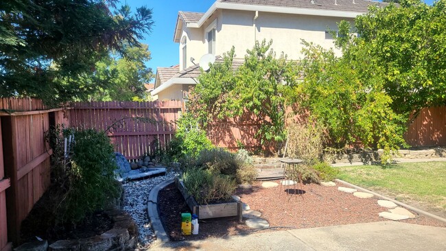 Building Photo - Rocklin Single Story appros 1641 Sq Ft, 3 ...