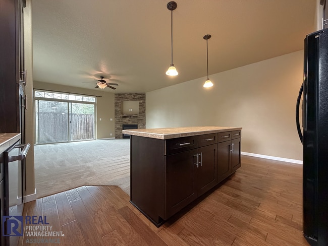 Building Photo - MOVE-IN SPECIAL - Spacious 2BR Townhome with Garage Parking in Prime Beaverton Location!