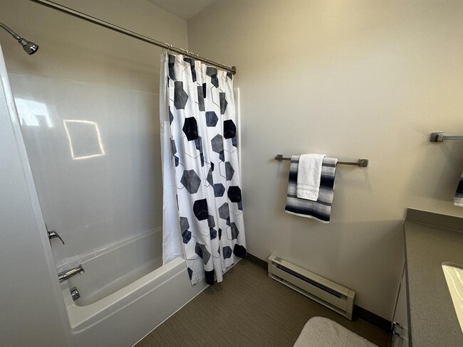 Building Photo - 409 Elm St