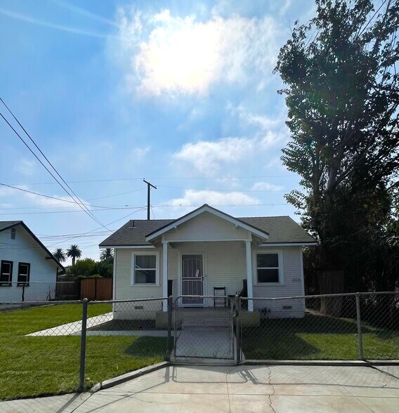 Parking for two vehicles in driveway - 3036 Lemon St