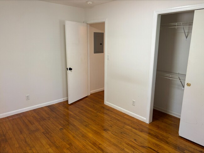 Building Photo - 520 N Hale St