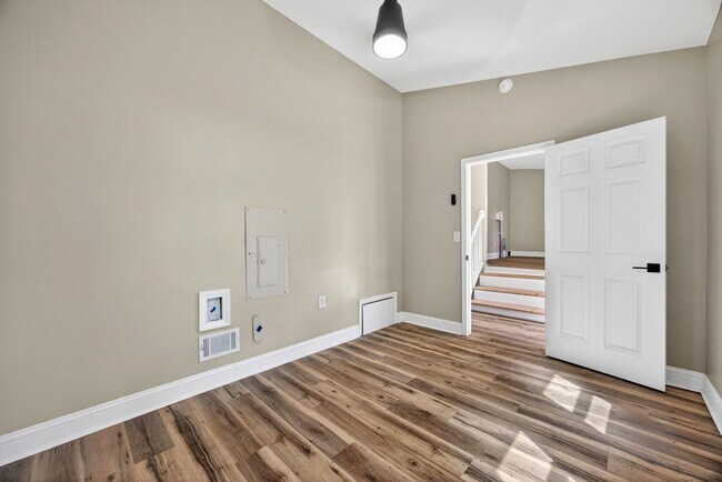 Building Photo - 2218 Holt Dr
