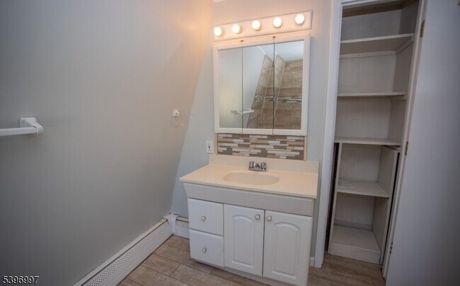 Building Photo - 848 River Rd