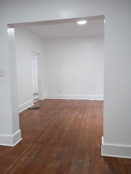 Building Photo - 547 NE Knott St