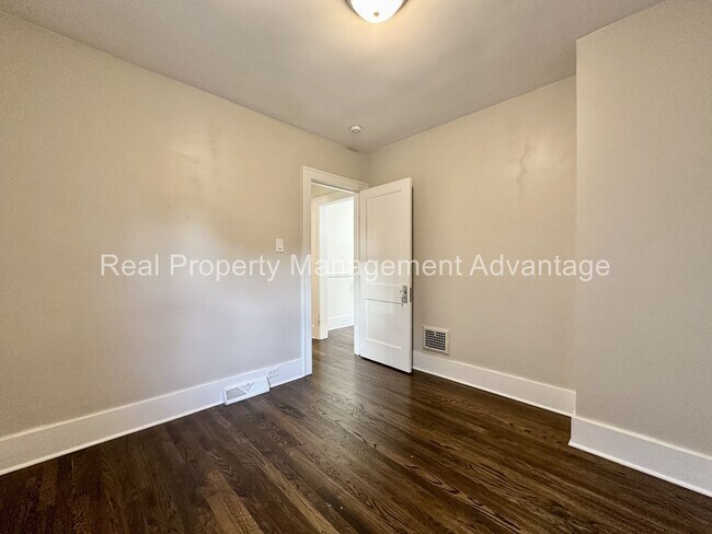 Building Photo - 310 W Hazelhurst St