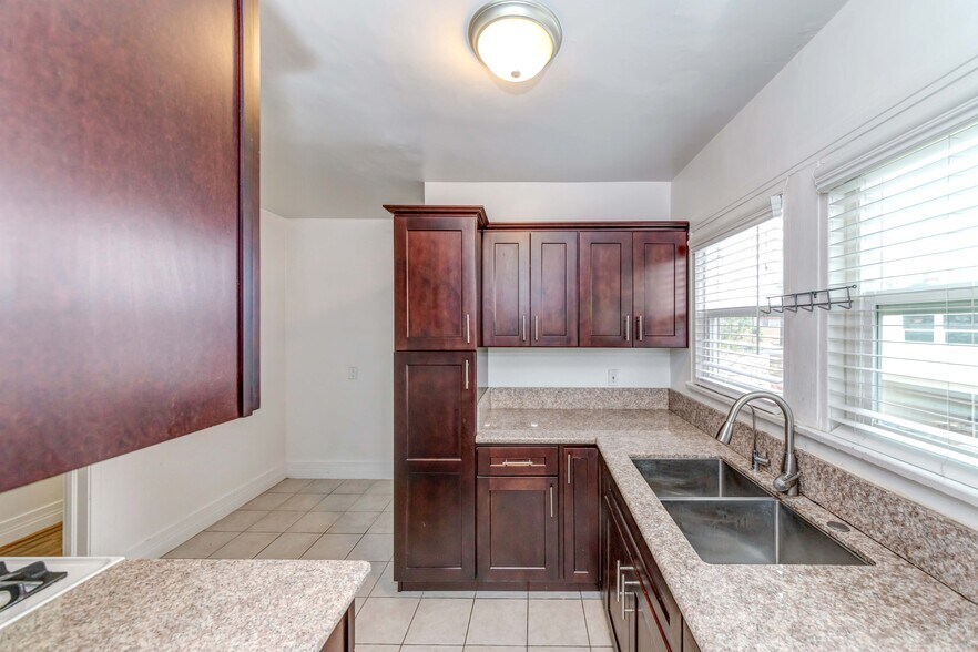 Building Photo - 1308 S Van Ness Ave