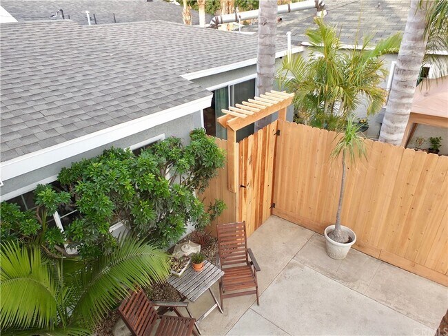 Courtyard - 1877 San Francisco Ave