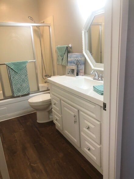 Remodeled Main Bathroom - 3456 Redwood Ct