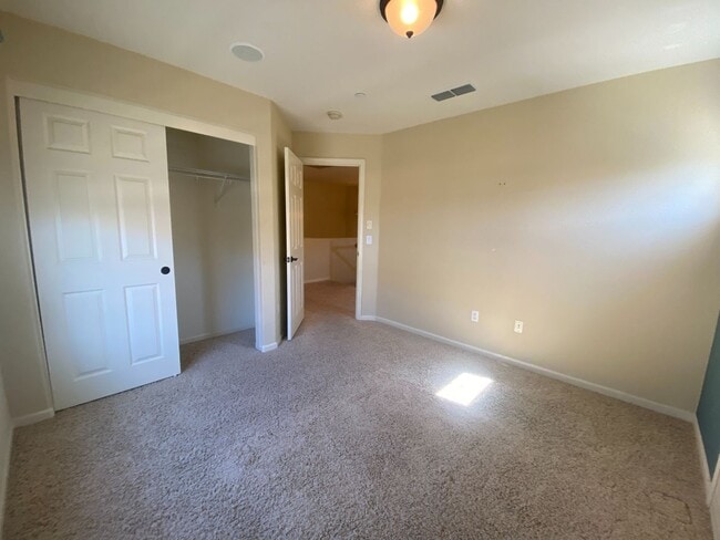 Building Photo - Spacious 2BD Condo with Loft & 2-Car Garage Near Intel and Willow Hill Park