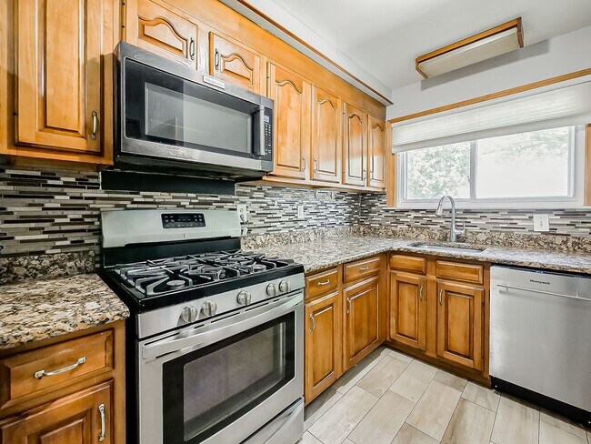 Building Photo - Charming 3-Bedroom Ranch in the Heart of Garden City