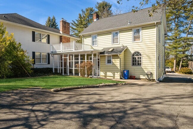 Building Photo - 130 Soundview Rd