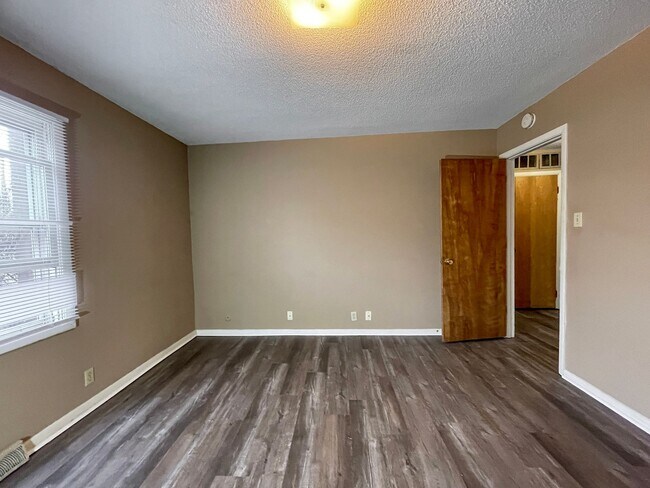 Building Photo - Spacious 2 Bedroom with Screened Porch!