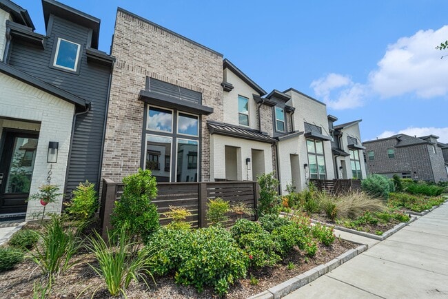 Building Photo - 16630 Lake Austin St