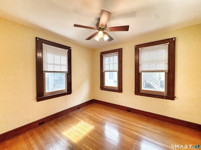 Building Photo - 14 Woodbury Ave