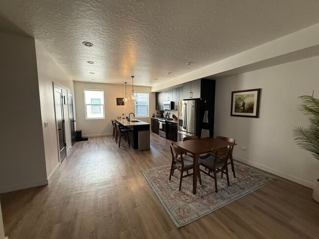 Building Photo - Charming 2BR Townhome in Centerville