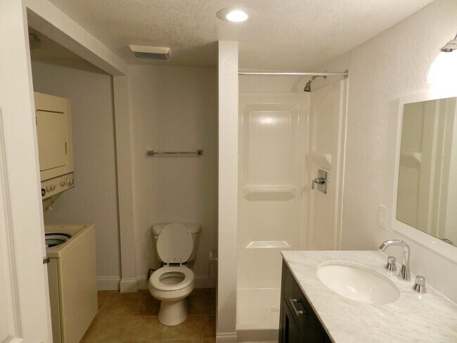 Building Photo - *** South Side Flats * 3 Bedroom House * Fully Renovated * With Fenced In Yard * Walk to E. Carso...