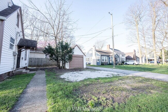 Building Photo - "Charming 3-Bedroom Haven with Spacious Living in Indianapolis – 2,190 Sq Ft of Comfort!"