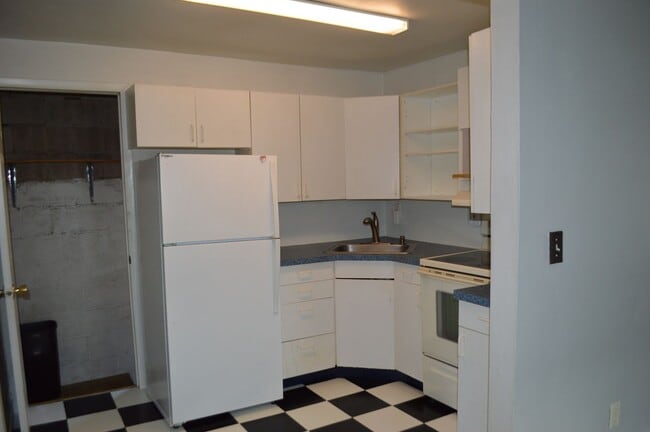 Building Photo - FOR RENT: 2 Bedroom house