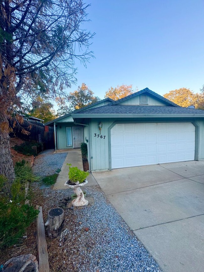 Primary Photo - Quiet Home Located in Shasta Lake