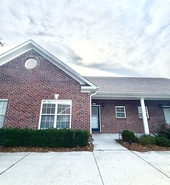 Building Photo - Independence South Brick One Level Patio Home. UPDATED! Open Floor Plan, Clean, Pets Ok!