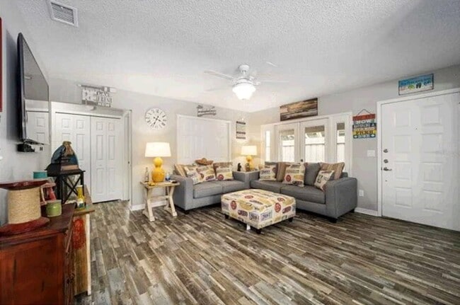 Building Photo - CHARMING 3/2 VILLA IN VERY NICE NEIGHBORHOOD