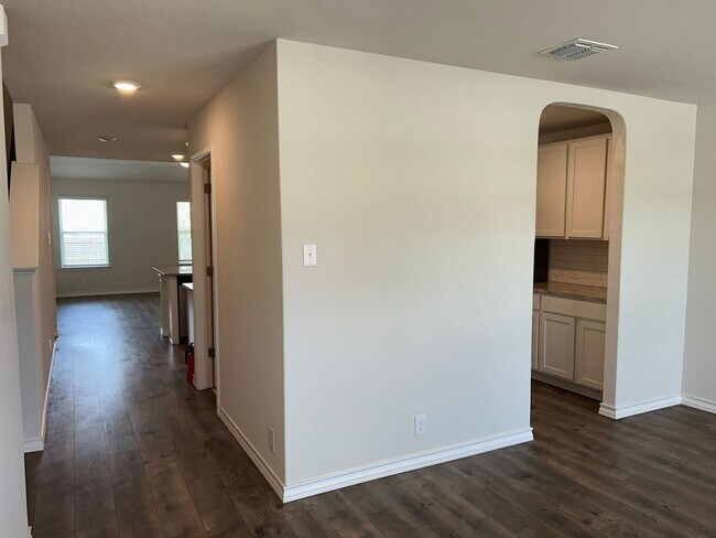Building Photo - 5 Bedroom Single Family Home in San Antonio