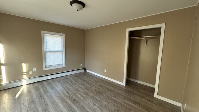 Building Photo - Newly updated, bright and spacious 2 bed/1...