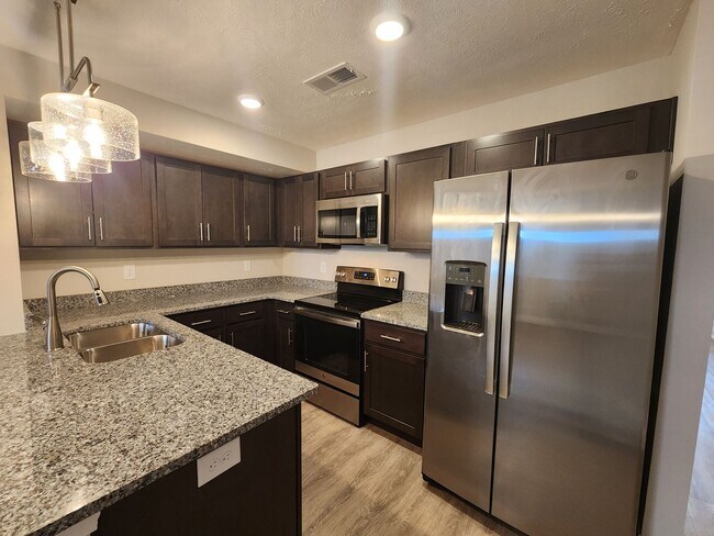 Building Photo - 3 Bedroom 3 Bath End Unit Townhome