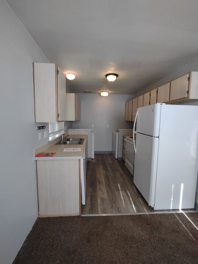 Building Photo - Ground Floor 2 BR 2BA with Storage & w/d