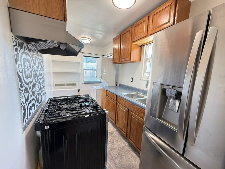 Building Photo - 1327 N Orange Dr