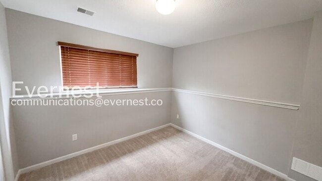 Building Photo - 5 Bed, 3 Bath Home with Fenced Yard & Garage / Pet-Friendly / Available Now!