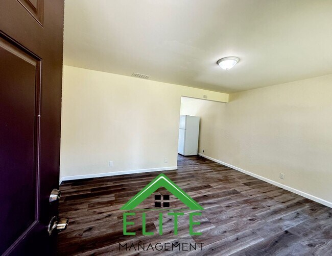 Building Photo - Charming and Updated Townhome in the Heart...
