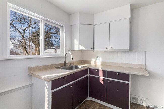 Building Photo - 2045 Central St