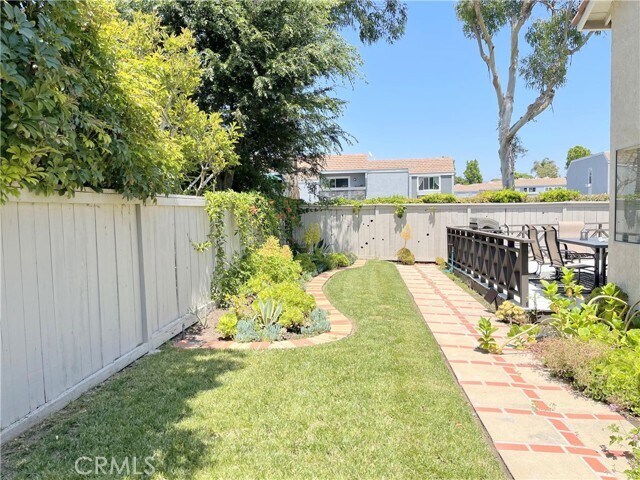 Building Photo - 17 Fallbrook