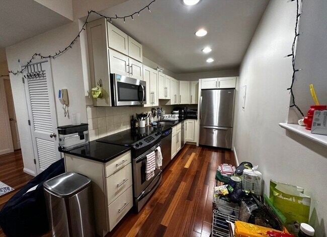 Building Photo - 841 Parker St