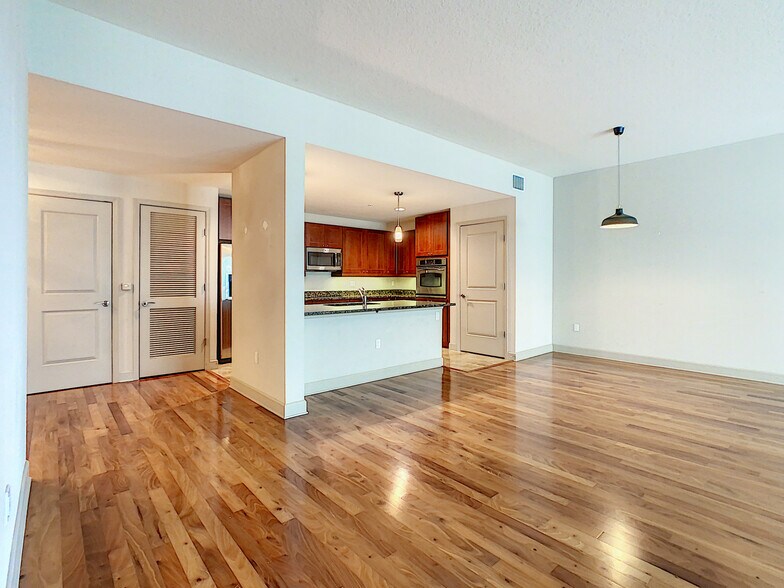Building Photo - 100 S Eola Dr