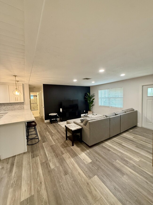 Building Photo - 511 SW N Riverpoint Dr