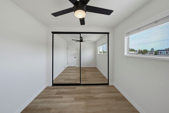 Building Photo - Charming 2-Bedroom Townhouse for Rent in Huntington Beach!