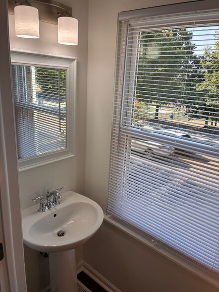 Building Photo - 802 Lexington Dr