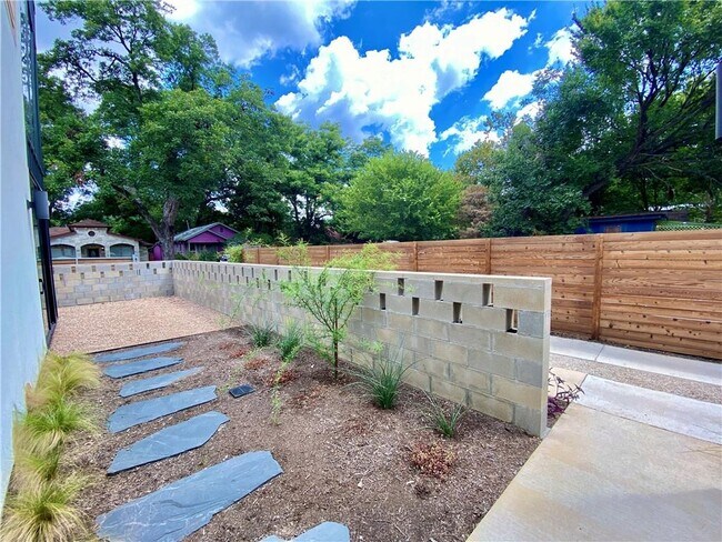 Building Photo - 1905 Riverview St