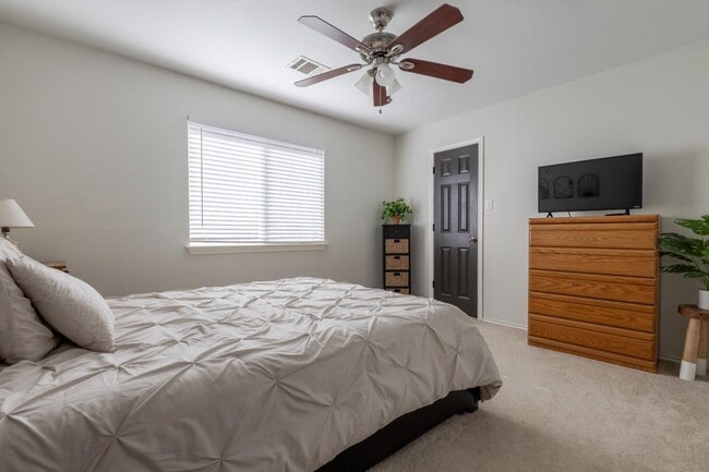 Building Photo - 9026 Hilltop Crossing Dr