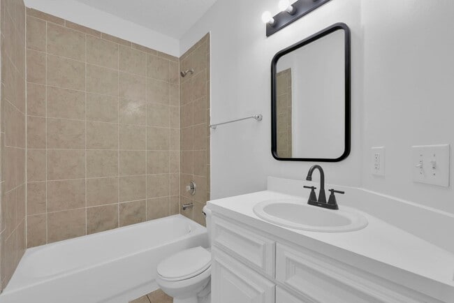Building Photo - Welcome to this charming 3-bedroom, 2-bath...