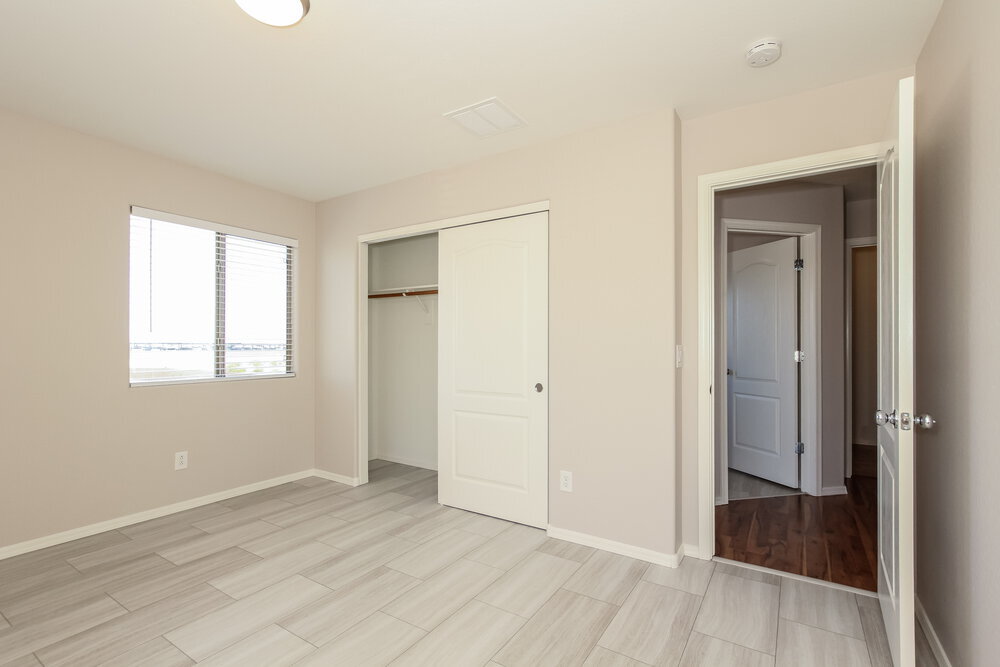 Building Photo - 12035 W Leather Ln