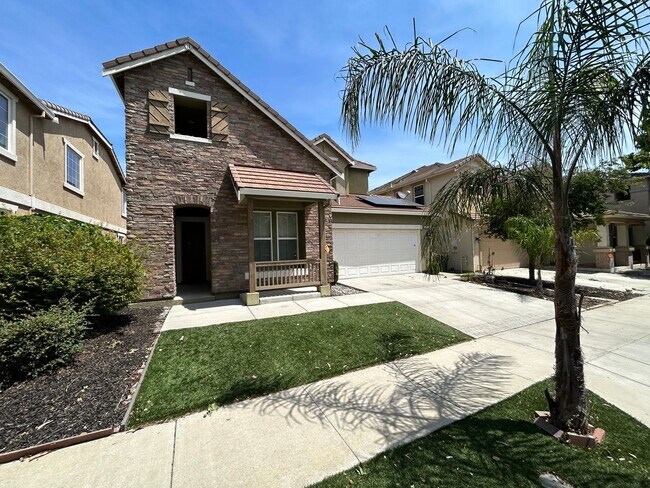 Building Photo - Beautiful 4 Bedroom 3 Bathroom in Quiet Neighborhood with SOLAR